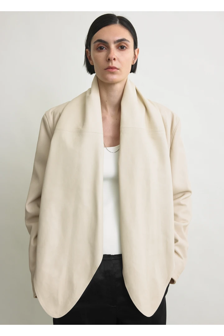 TOTEME 빅 레더 스카프 스톤의 스톤컬러 3번쨰 이미지입니다.