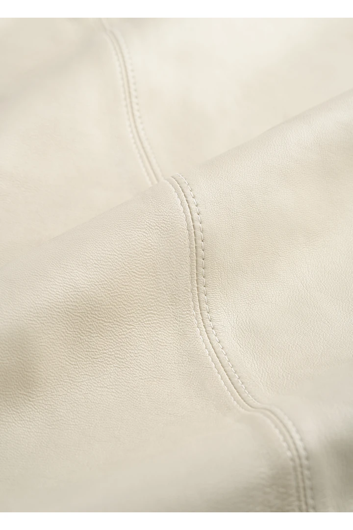 TOTEME 빅 레더 스카프 스톤의 스톤컬러 4번쨰 이미지입니다.