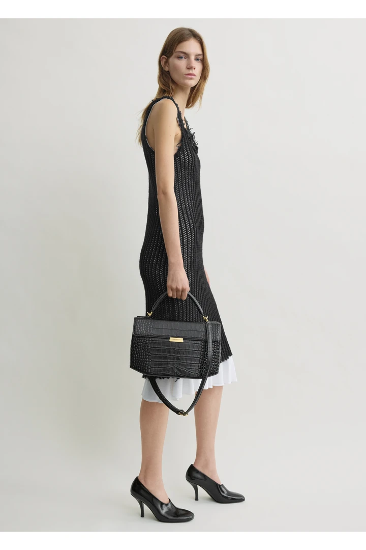 TOTEME 클립 크로커 엠보스드 탑 핸들 블랙의 블랙컬러 1번쨰 이미지입니다.