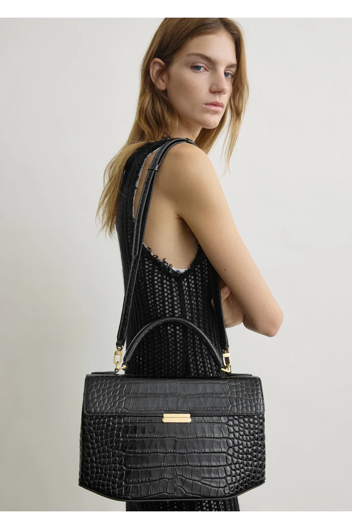 TOTEME 클립 크로커 엠보스드 탑 핸들 블랙의 블랙컬러 2번쨰 이미지입니다.