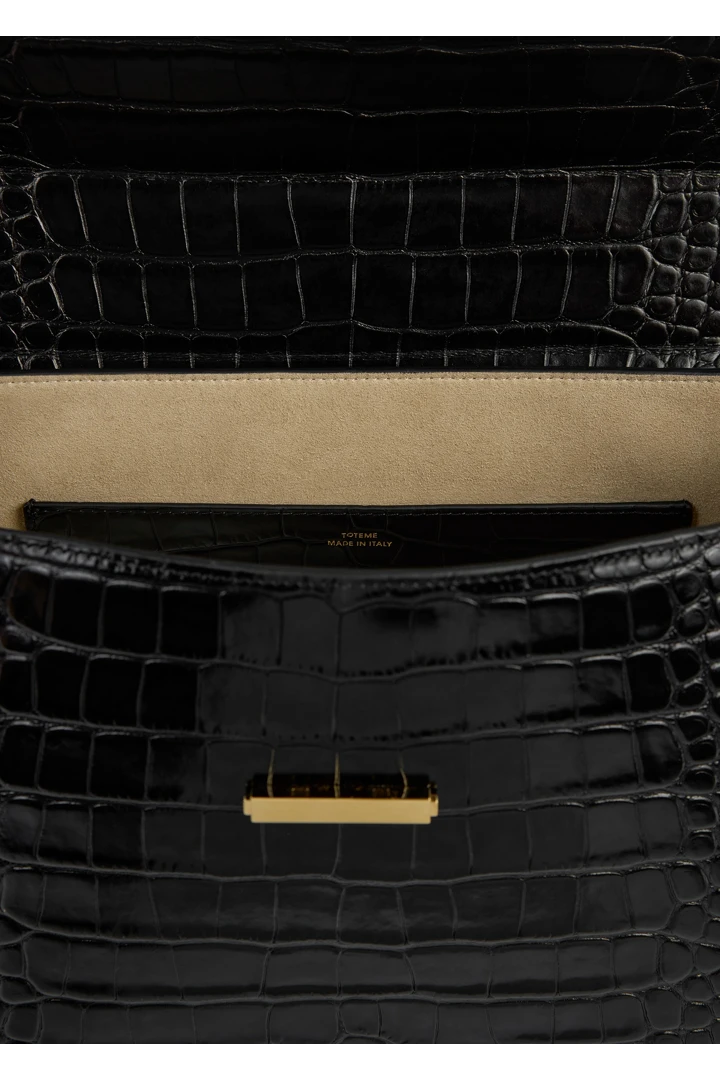 TOTEME 클립 크로커 엠보스드 탑 핸들 블랙의 블랙컬러 3번쨰 이미지입니다.