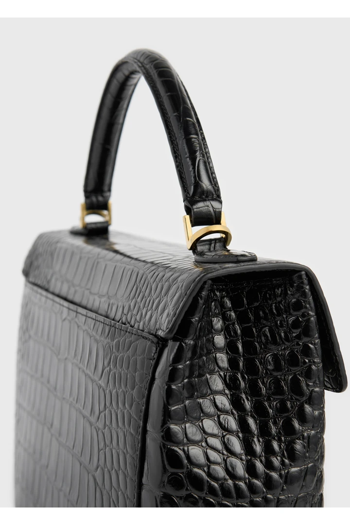 TOTEME 클립 크로커 엠보스드 탑 핸들 블랙의 블랙컬러 4번쨰 이미지입니다.