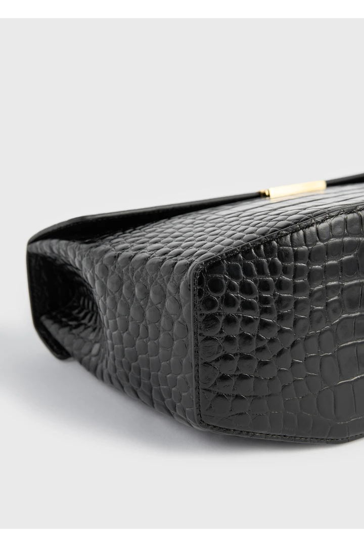 TOTEME 클립 크로커 엠보스드 탑 핸들 블랙의 블랙컬러 5번쨰 이미지입니다.