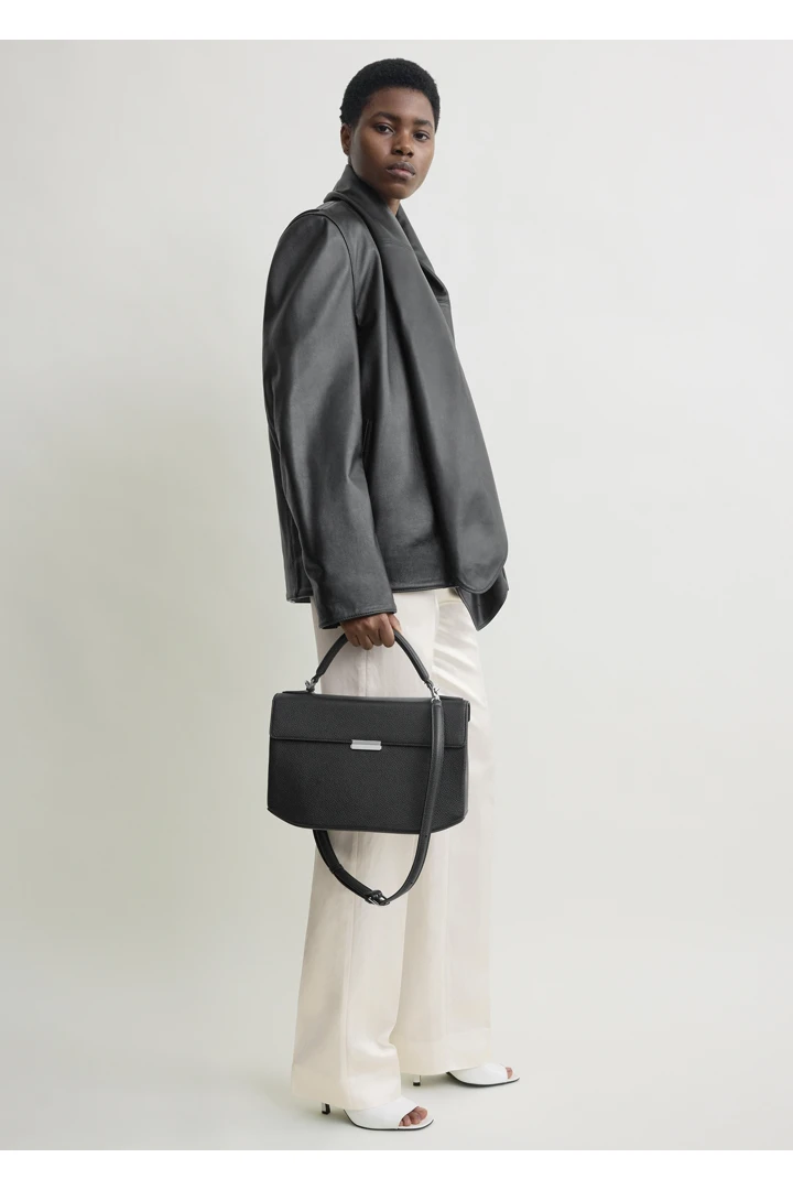 TOTEME 클립 그레인드 레더 탑 핸들 블랙의 블랙컬러 1번쨰 이미지입니다.