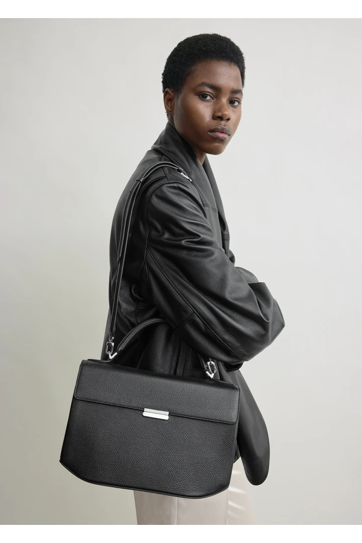 TOTEME 클립 그레인드 레더 탑 핸들 블랙의 블랙컬러 2번쨰 이미지입니다.