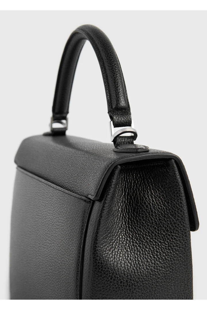 TOTEME 클립 그레인드 레더 탑 핸들 블랙의 블랙컬러 3번쨰 이미지입니다.