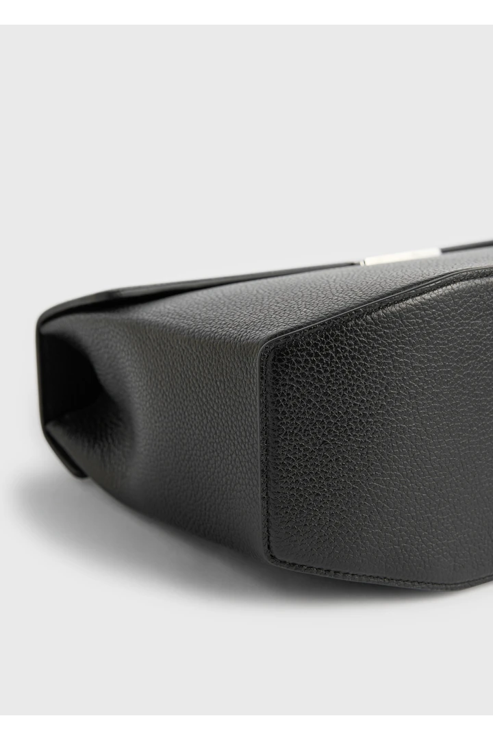 TOTEME 클립 그레인드 레더 탑 핸들 블랙의 블랙컬러 4번쨰 이미지입니다.