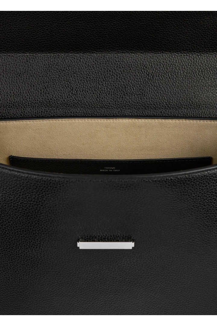 TOTEME 클립 그레인드 레더 탑 핸들 블랙의 블랙컬러 5번쨰 이미지입니다.