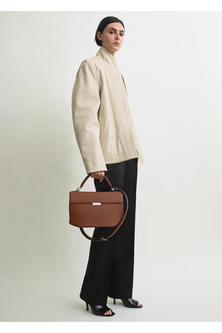 TOTEME 클립 그레인드 레더 탑 핸들 시에나의 시에나컬러 1번쨰 이미지입니다.