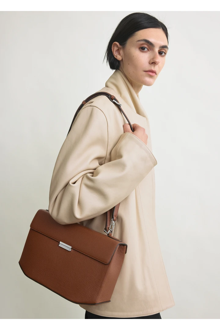 TOTEME 클립 그레인드 레더 탑 핸들 시에나의 시에나컬러 2번쨰 이미지입니다.