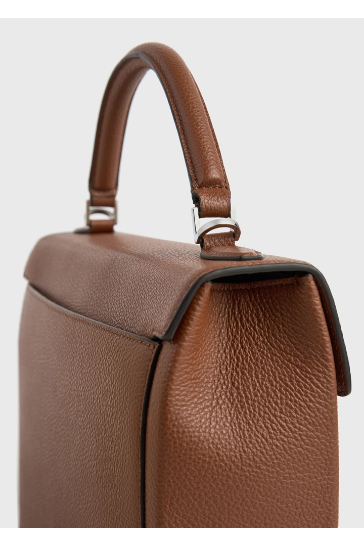 TOTEME 클립 그레인드 레더 탑 핸들 시에나의 시에나컬러 3번쨰 이미지입니다.