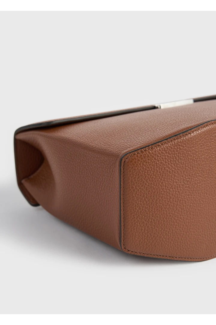 TOTEME 클립 그레인드 레더 탑 핸들 시에나의 시에나컬러 4번쨰 이미지입니다.