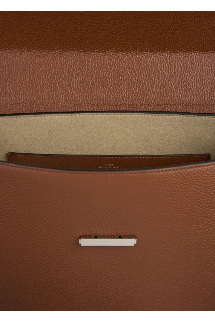 TOTEME 클립 그레인드 레더 탑 핸들 시에나의 시에나컬러 5번쨰 이미지입니다.