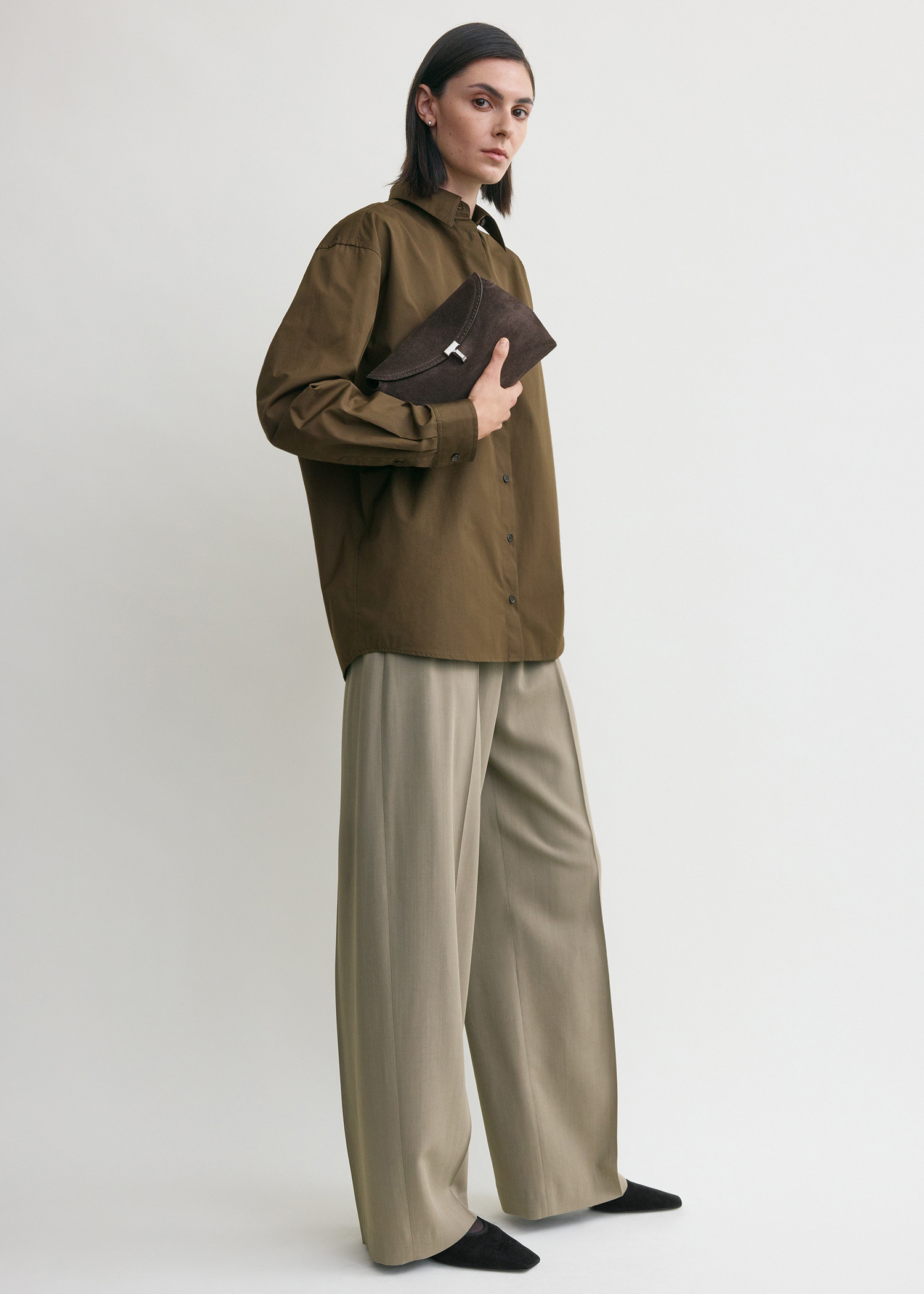 TOTEME 티-락 스웨이드 클러치 브라운의 브라운컬러 1번쨰 이미지입니다.