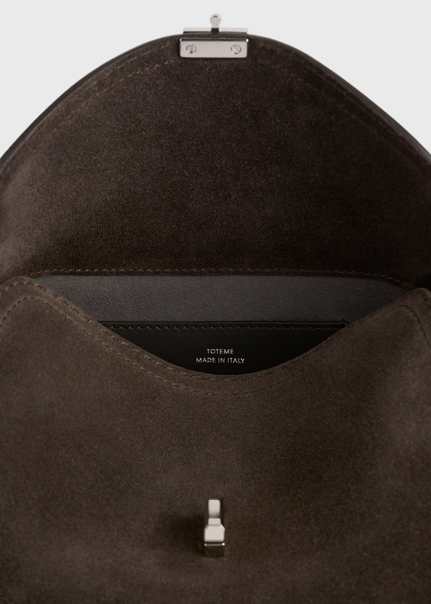 TOTEME 티-락 스웨이드 클러치 브라운의 브라운컬러 3번쨰 이미지입니다.