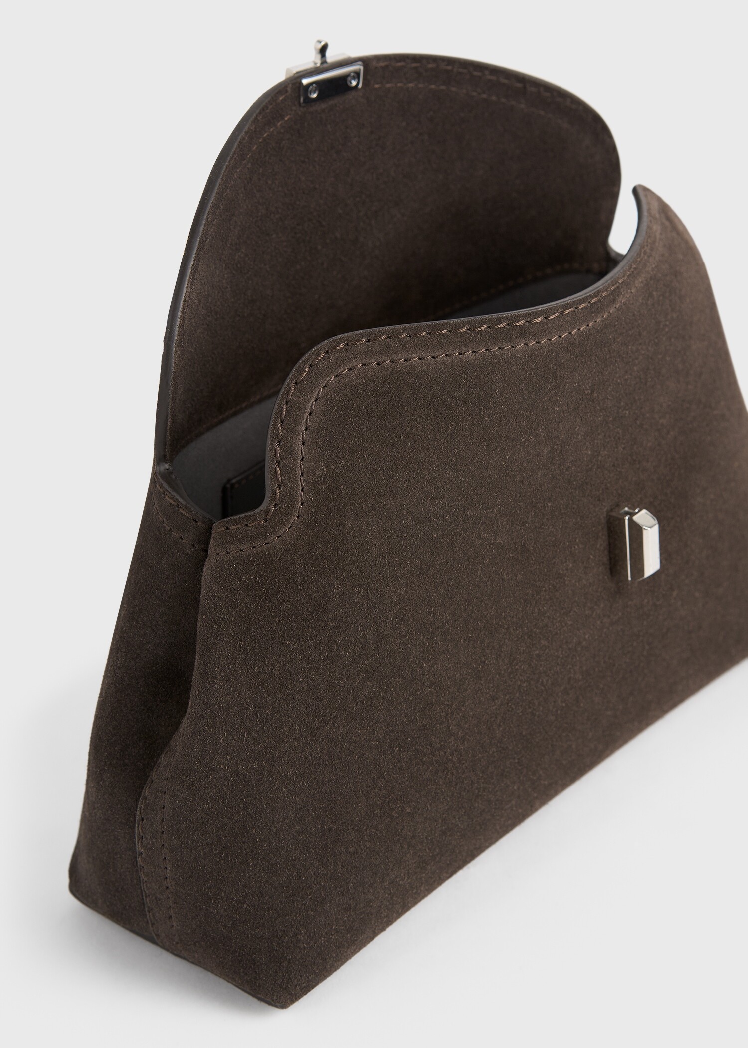 TOTEME 티-락 스웨이드 클러치 브라운의 브라운컬러 4번쨰 이미지입니다.