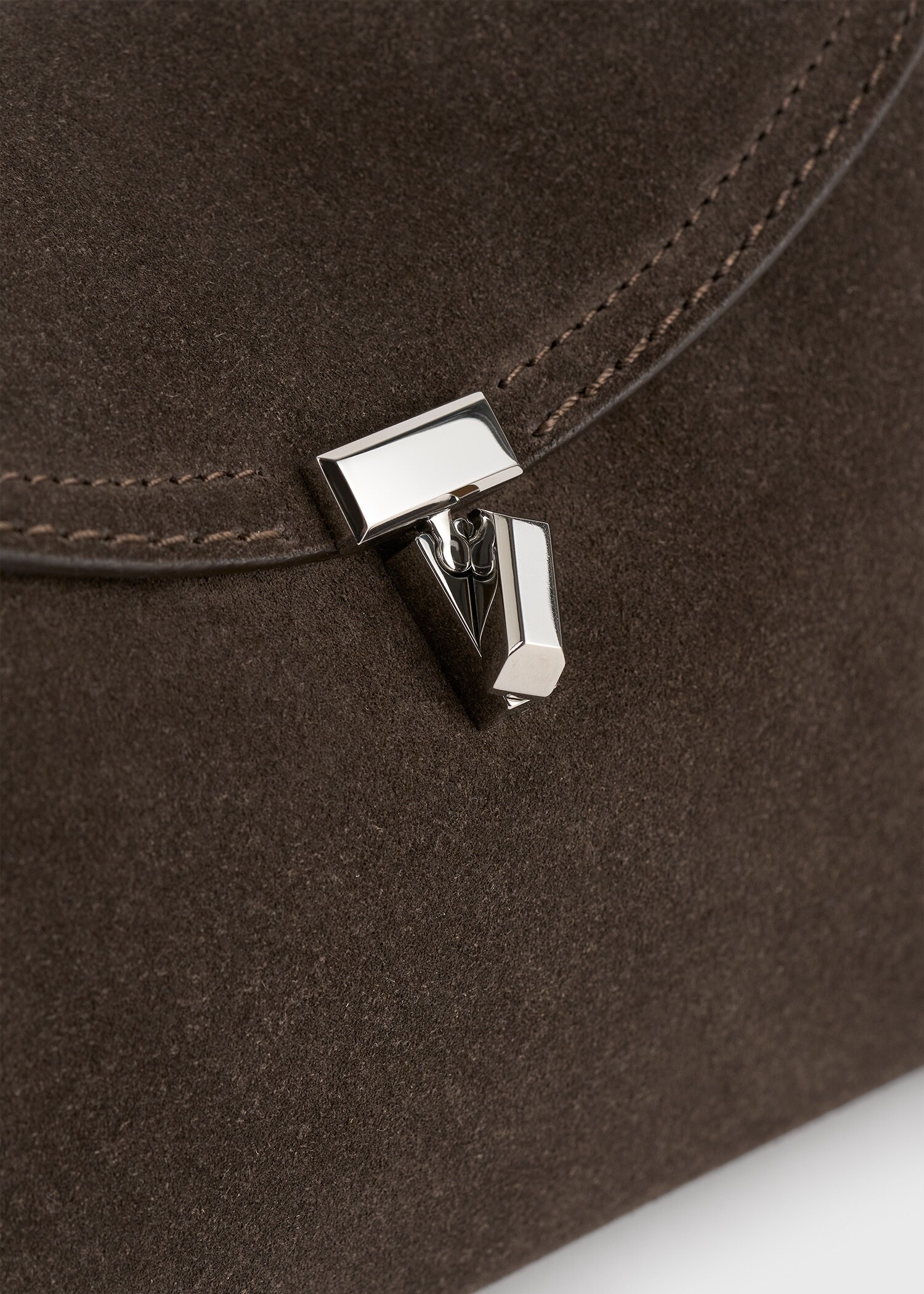 TOTEME 티-락 스웨이드 클러치 브라운의 브라운컬러 6번쨰 이미지입니다.