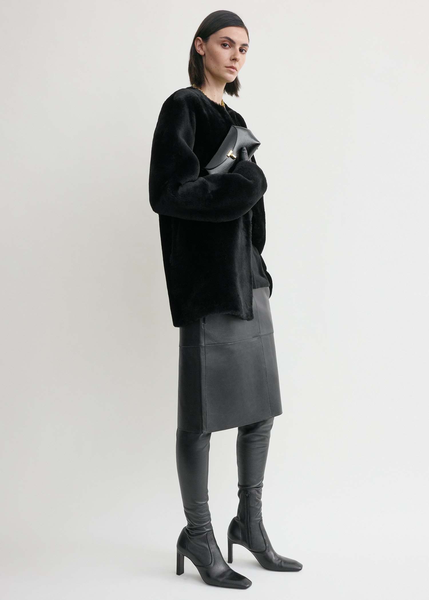 TOTEME 미니 티-락 나플락 클러치 블랙의 블랙컬러 1번쨰 이미지입니다.