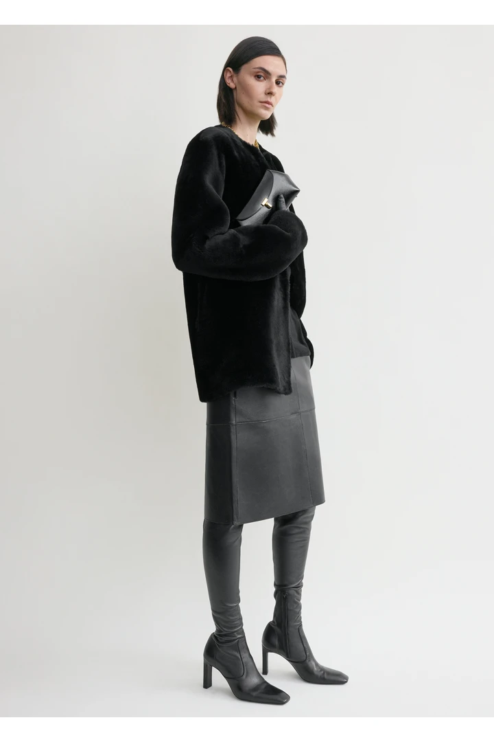 TOTEME 미니 티-락 나플락 클러치 블랙의 블랙컬러 1번쨰 이미지입니다.