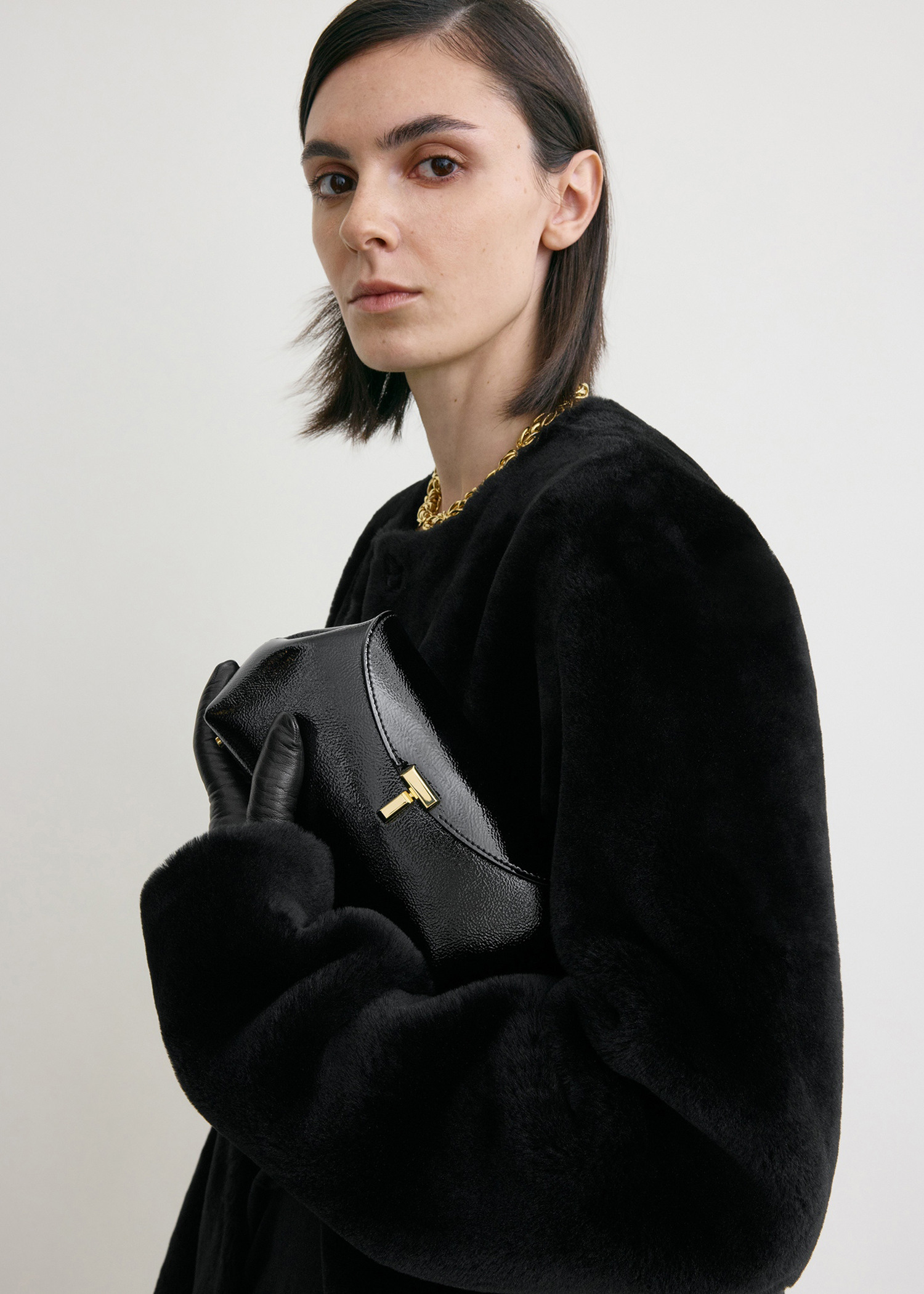 TOTEME 미니 티-락 나플락 클러치 블랙의 블랙컬러 2번쨰 이미지입니다.