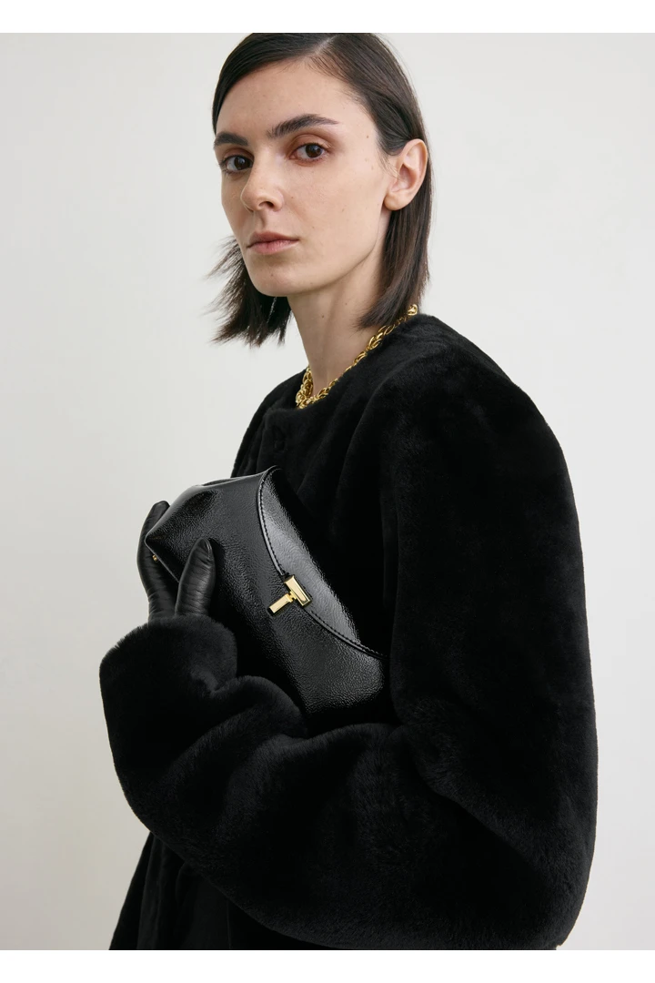 TOTEME 미니 티-락 나플락 클러치 블랙의 블랙컬러 2번쨰 이미지입니다.