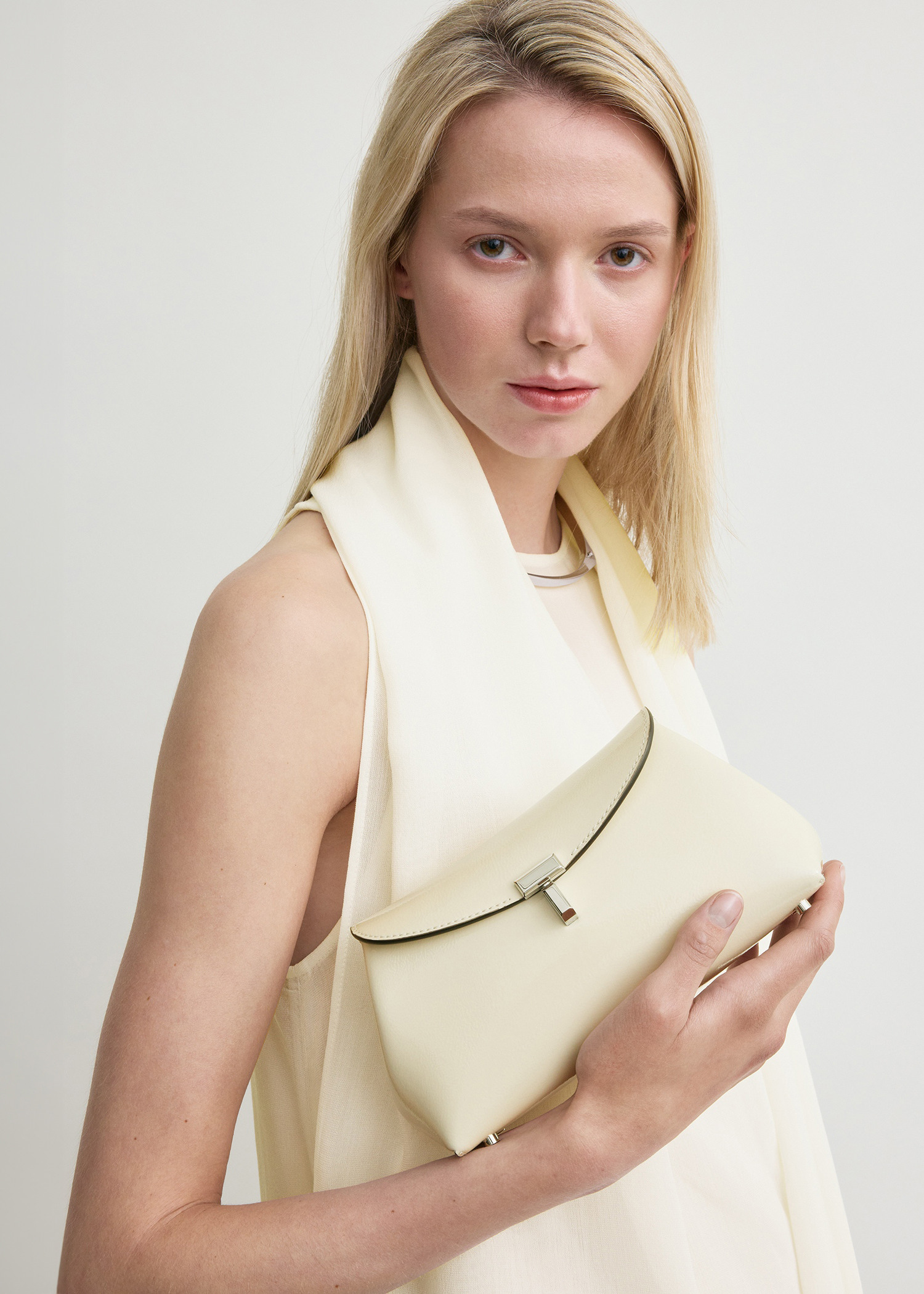 TOTEME 미니 티-락 나플락 클러치 밀크의 밀크컬러 2번쨰 이미지입니다.