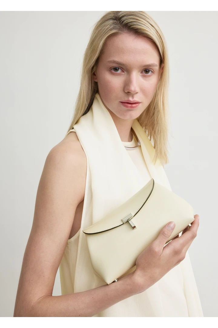 TOTEME 미니 티-락 나플락 클러치 밀크의 밀크컬러 2번쨰 이미지입니다.