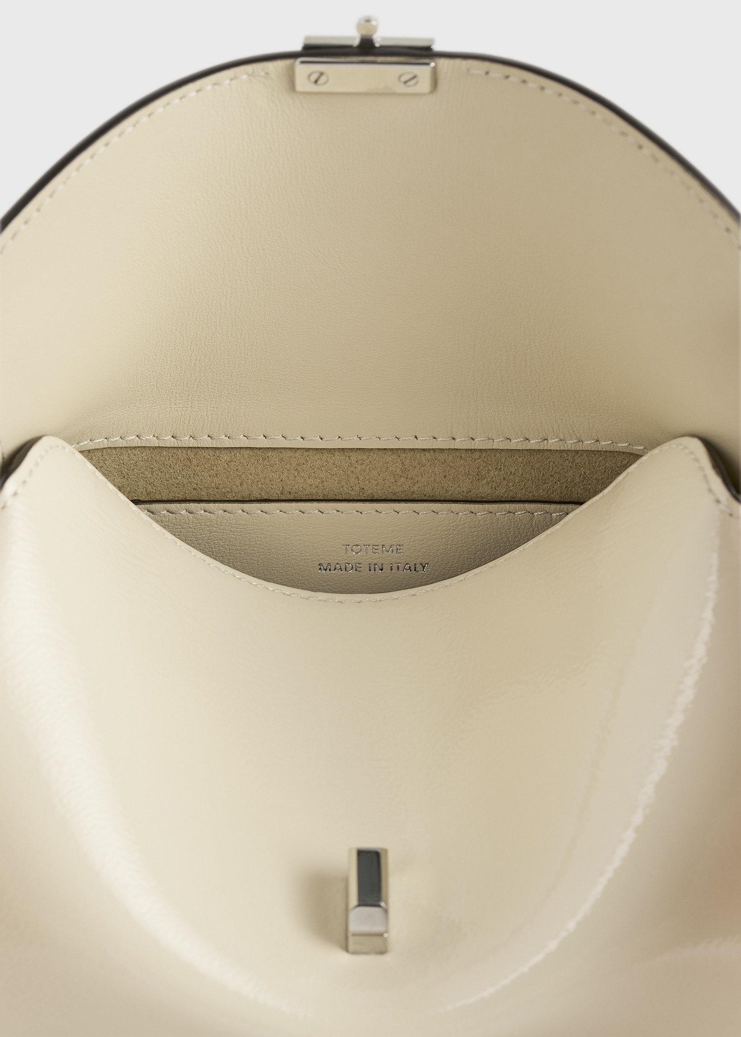 TOTEME 미니 티-락 나플락 클러치 밀크의 밀크컬러 3번쨰 이미지입니다.