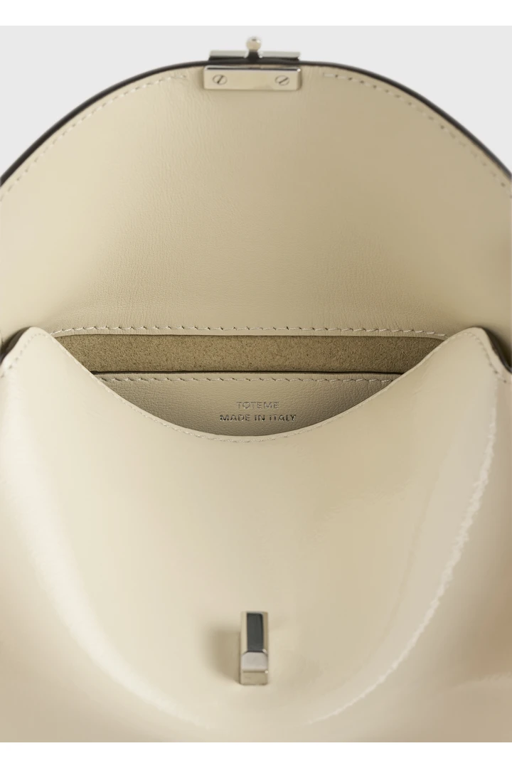 TOTEME 미니 티-락 나플락 클러치 밀크의 밀크컬러 3번쨰 이미지입니다.