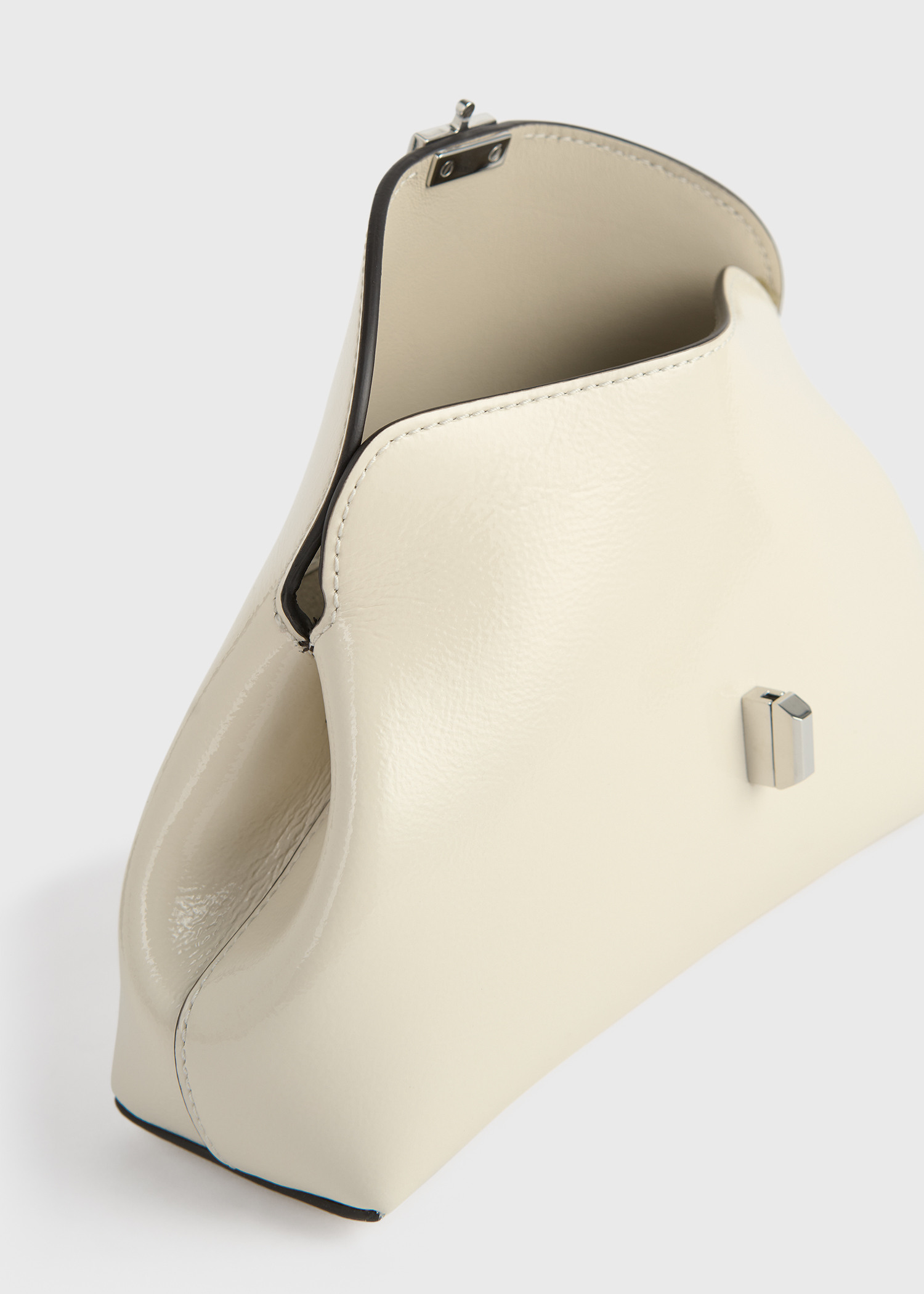 TOTEME 미니 티-락 나플락 클러치 밀크의 밀크컬러 4번쨰 이미지입니다.