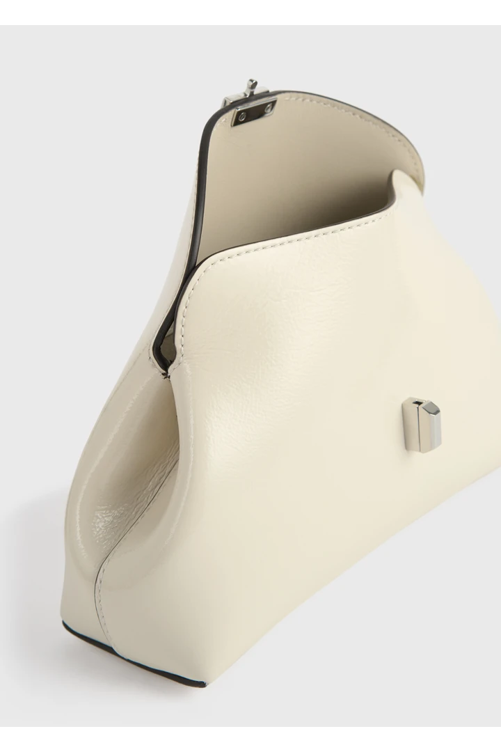 TOTEME 미니 티-락 나플락 클러치 밀크의 밀크컬러 4번쨰 이미지입니다.