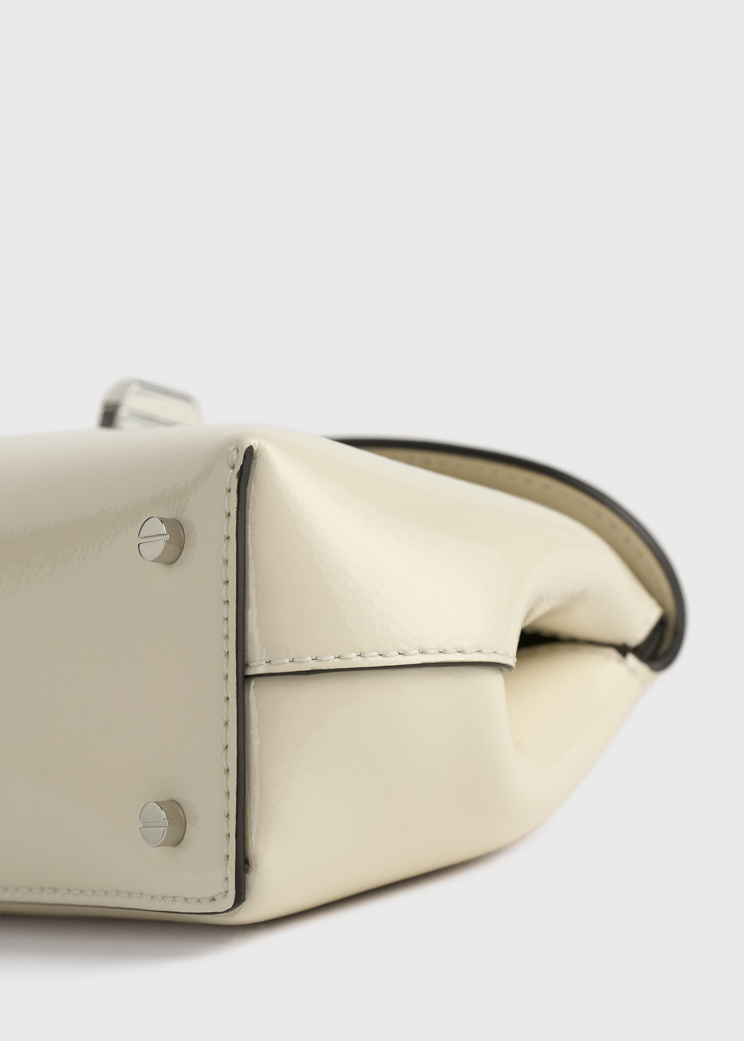 TOTEME 미니 티-락 나플락 클러치 밀크의 밀크컬러 5번쨰 이미지입니다.