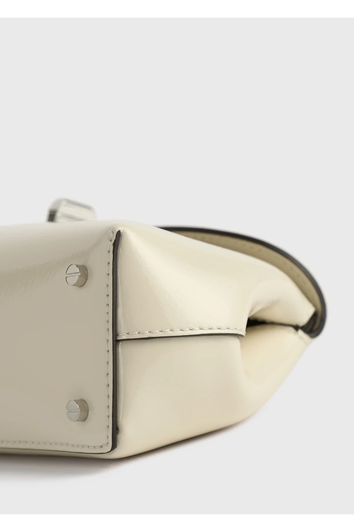 TOTEME 미니 티-락 나플락 클러치 밀크의 밀크컬러 5번쨰 이미지입니다.