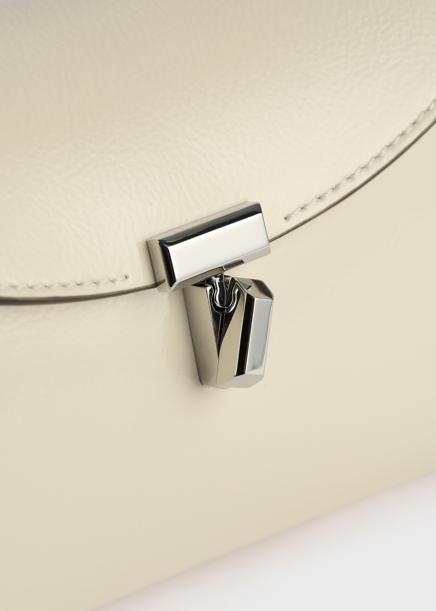 TOTEME 미니 티-락 나플락 클러치 밀크의 밀크컬러 6번쨰 이미지입니다.