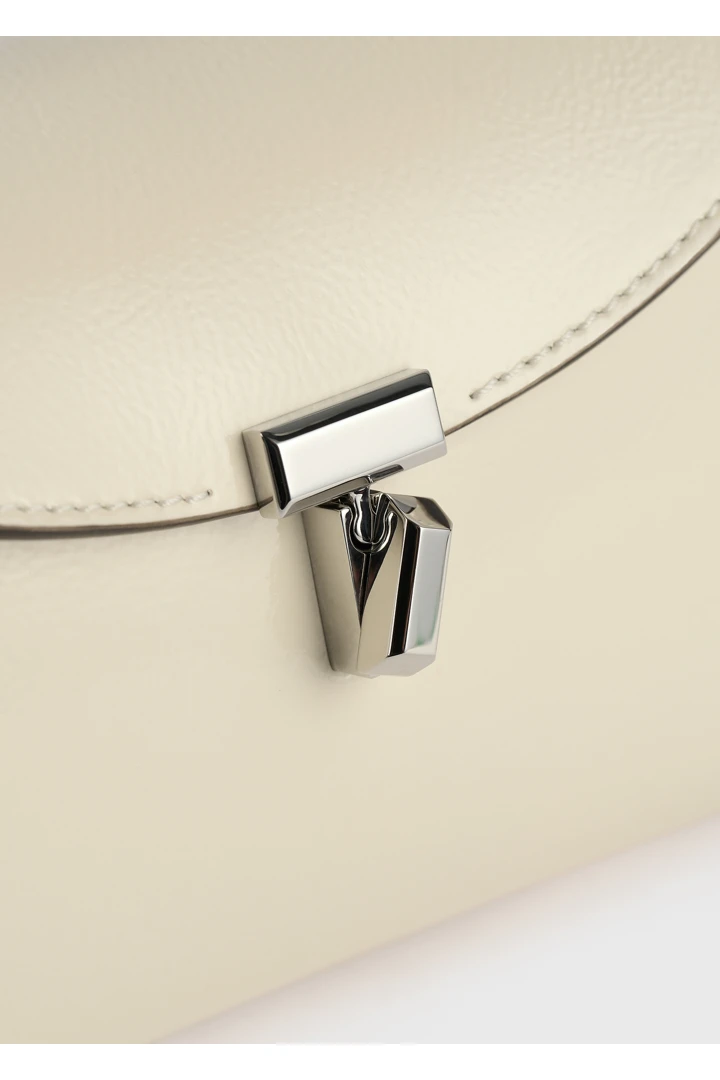 TOTEME 미니 티-락 나플락 클러치 밀크의 밀크컬러 6번쨰 이미지입니다.