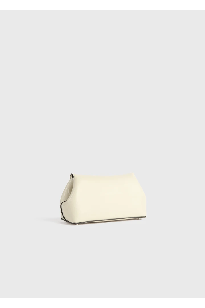 TOTEME 미니 티-락 나플락 클러치 밀크의 밀크컬러 7번쨰 이미지입니다.