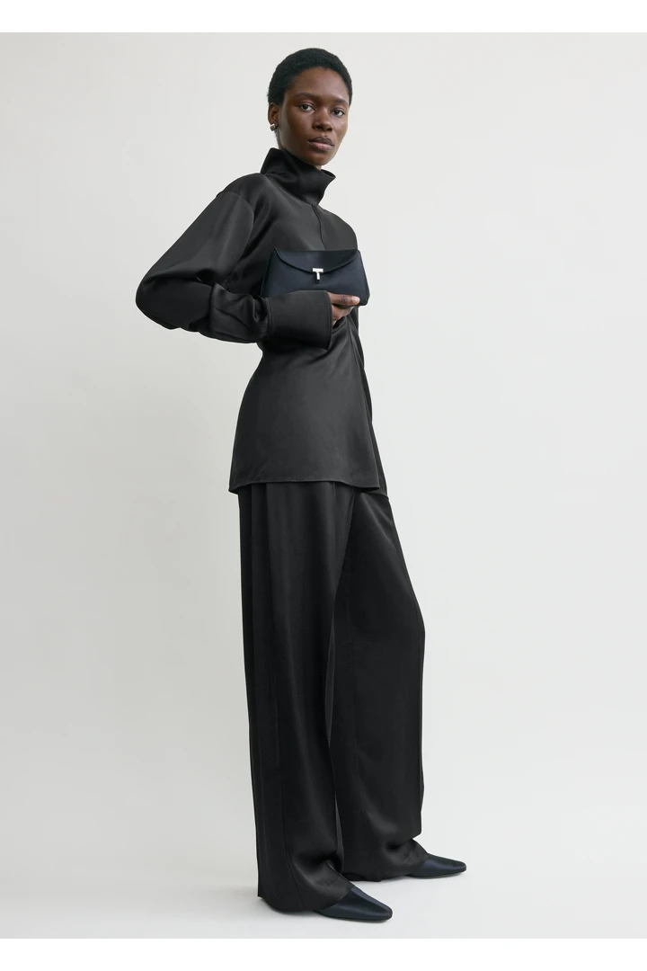 TOTEME 미니 티-락 새틴 클러치 네이비의 네이비컬러 1번쨰 이미지입니다.