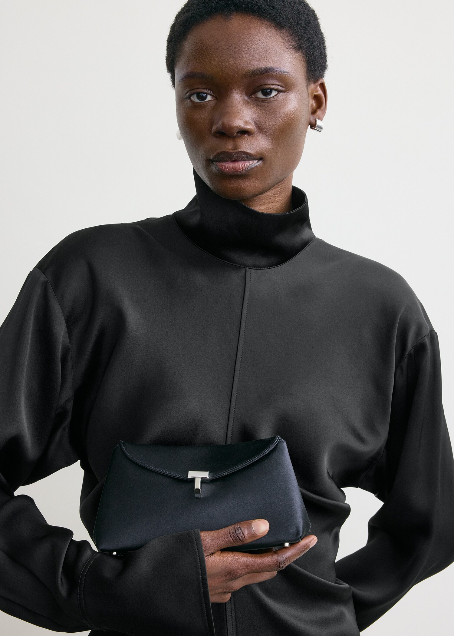 TOTEME 미니 티-락 새틴 클러치 네이비의 네이비컬러 2번쨰 이미지입니다.