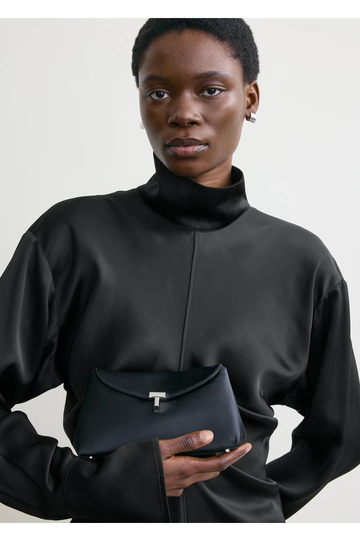 TOTEME 미니 티-락 새틴 클러치 네이비의 네이비컬러 2번쨰 이미지입니다.