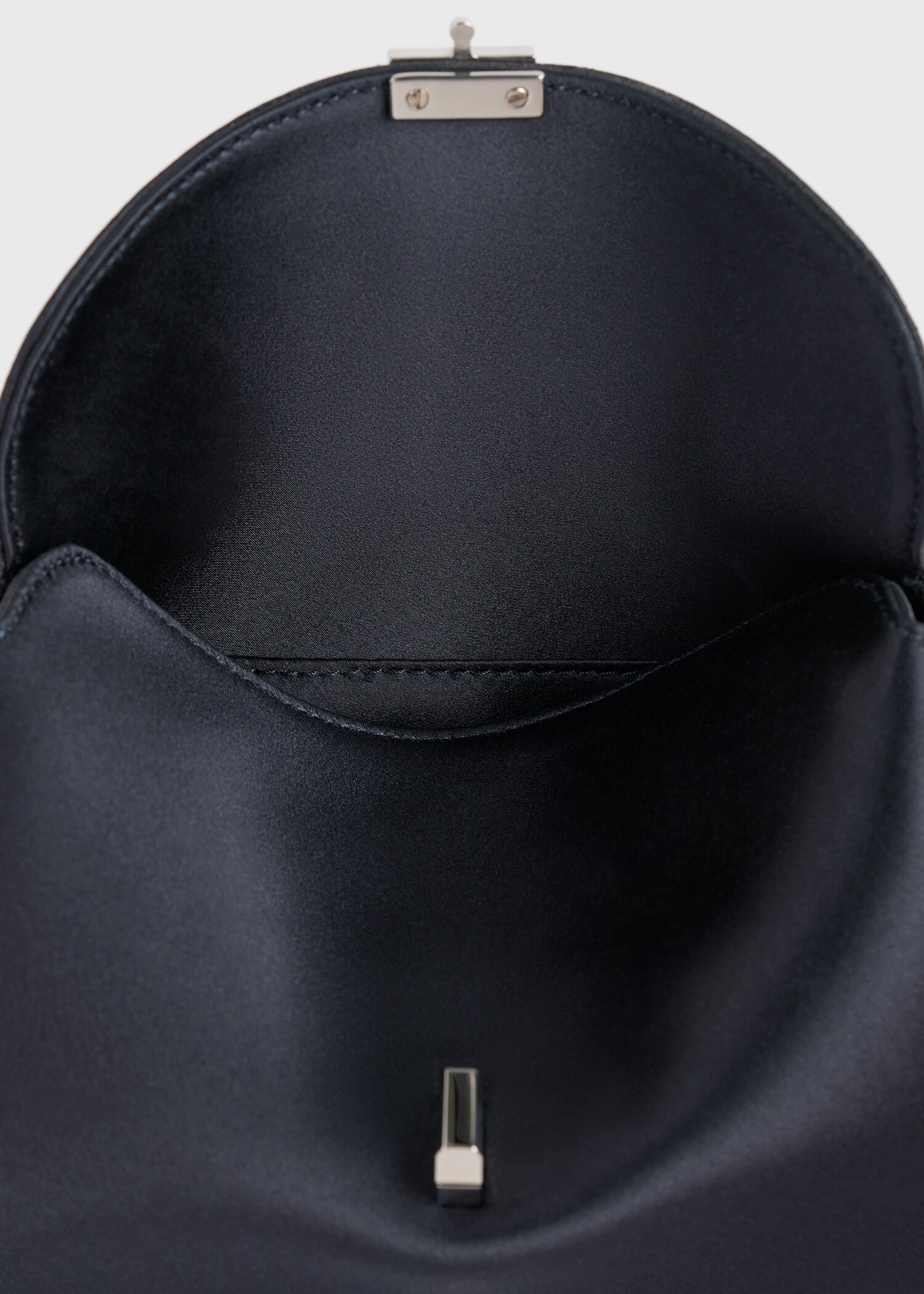 TOTEME 미니 티-락 새틴 클러치 네이비의 네이비컬러 3번쨰 이미지입니다.