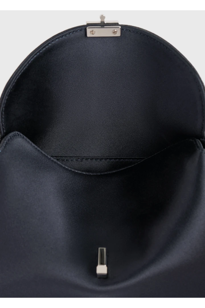 TOTEME 미니 티-락 새틴 클러치 네이비의 네이비컬러 3번쨰 이미지입니다.