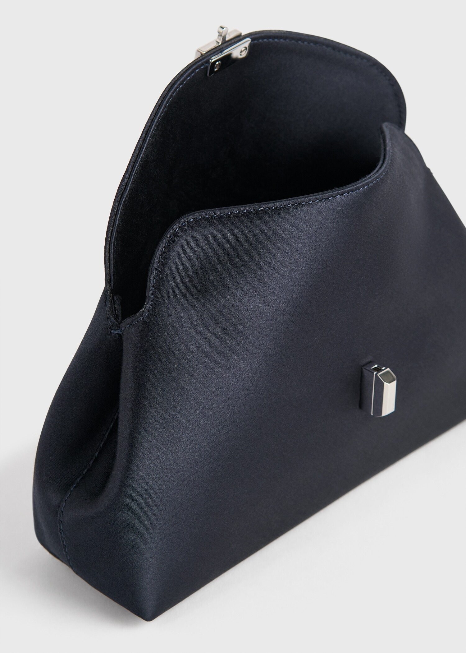 TOTEME 미니 티-락 새틴 클러치 네이비의 네이비컬러 4번쨰 이미지입니다.