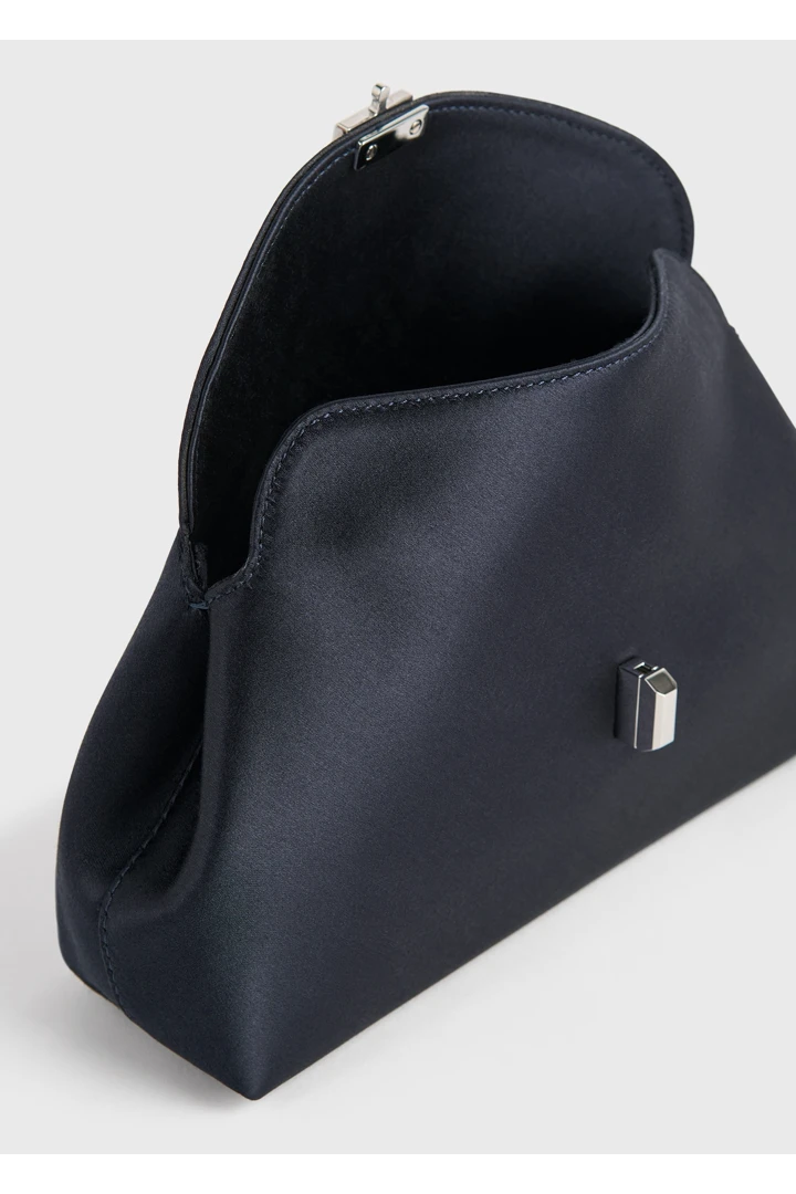 TOTEME 미니 티-락 새틴 클러치 네이비의 네이비컬러 4번쨰 이미지입니다.