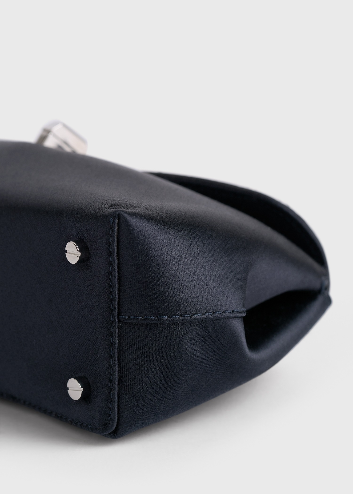 TOTEME 미니 티-락 새틴 클러치 네이비의 네이비컬러 5번쨰 이미지입니다.
