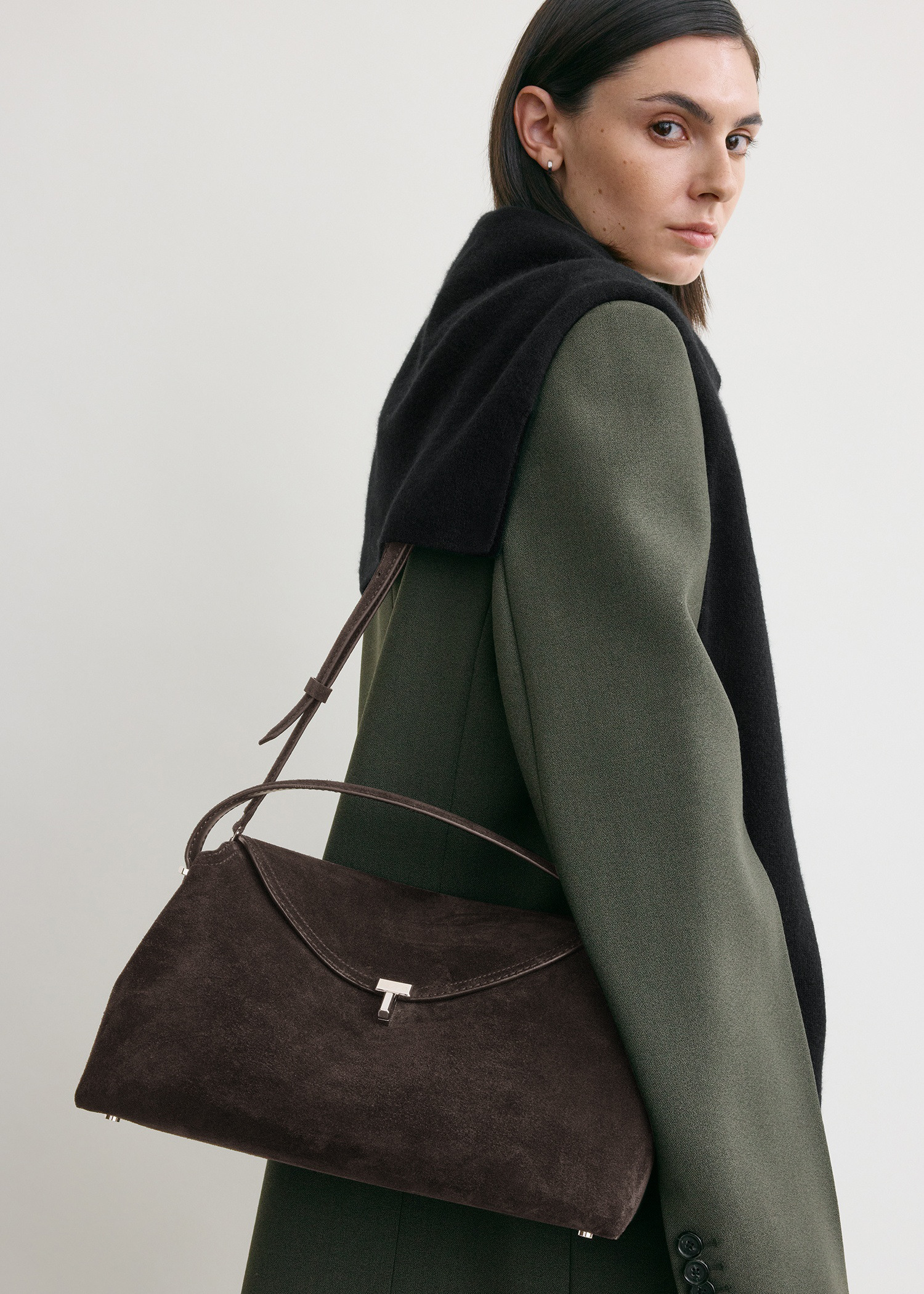 TOTEME 티-락 스웨이드 탑 핸들 브라운의 브라운컬러 2번쨰 이미지입니다.
