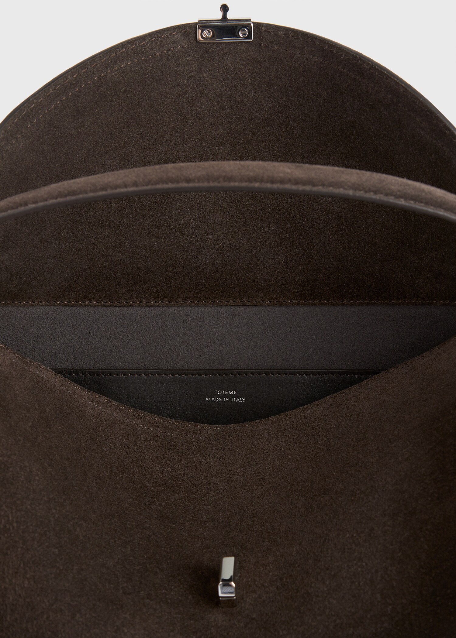 TOTEME 티-락 스웨이드 탑 핸들 브라운의 브라운컬러 3번쨰 이미지입니다.