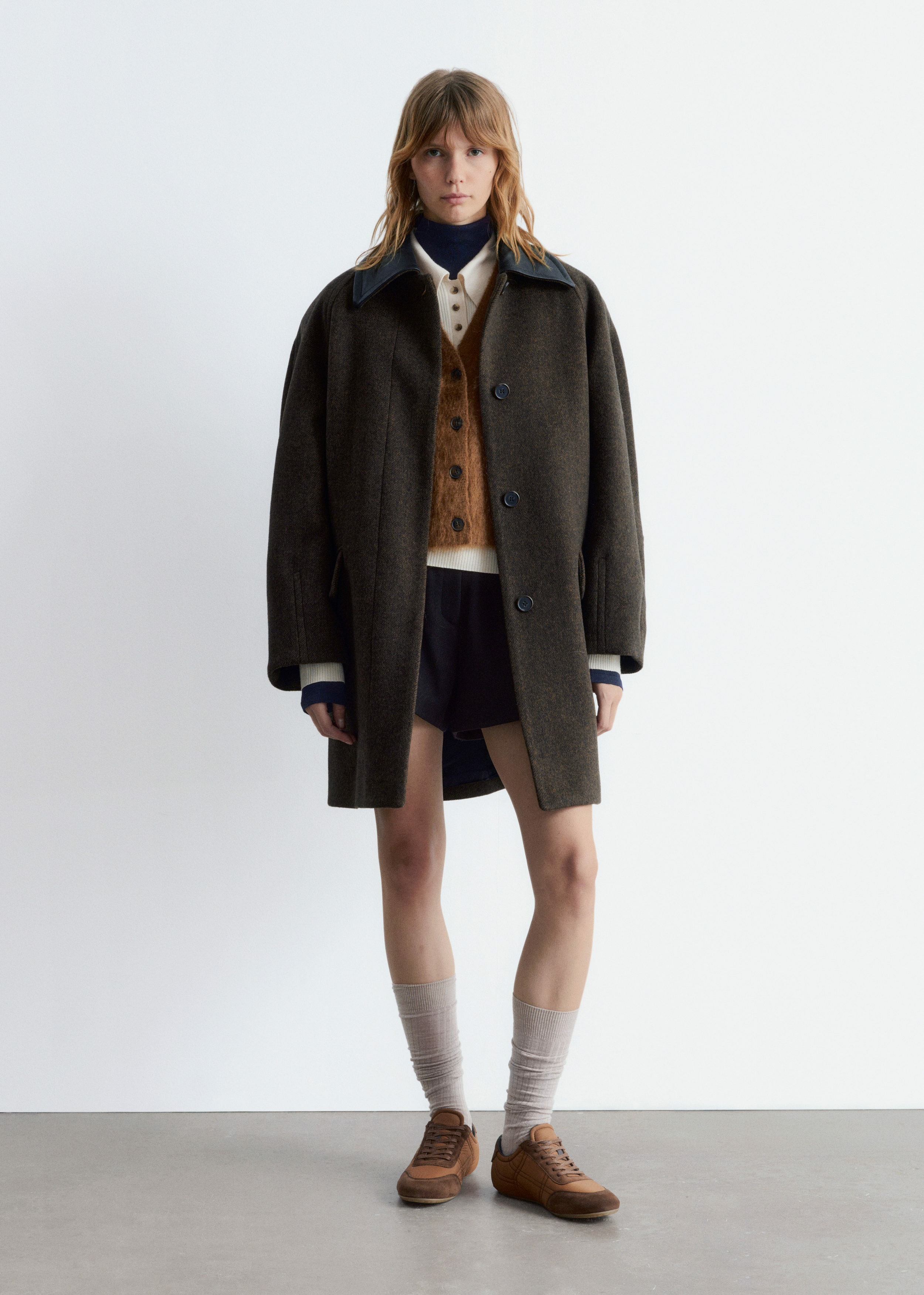 앤아더스토리즈 스웨이드 디테일 트레이너의 브라운컬러 ECOMLook입니다.