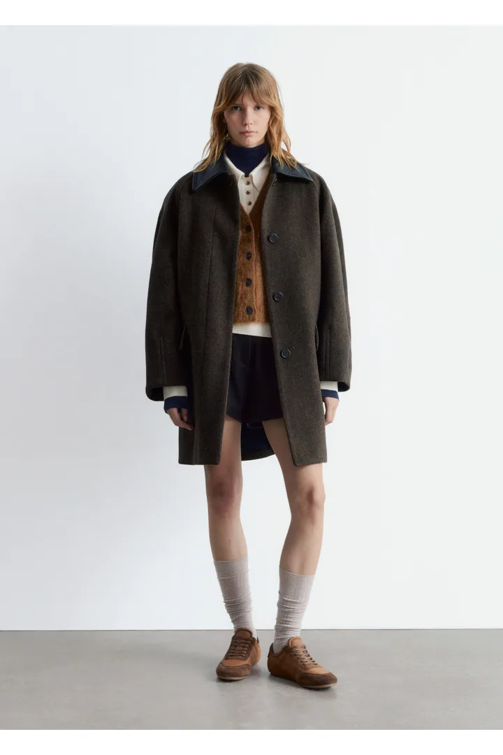 앤아더스토리즈 스웨이드 디테일 트레이너의 브라운컬러 ECOMLook입니다.