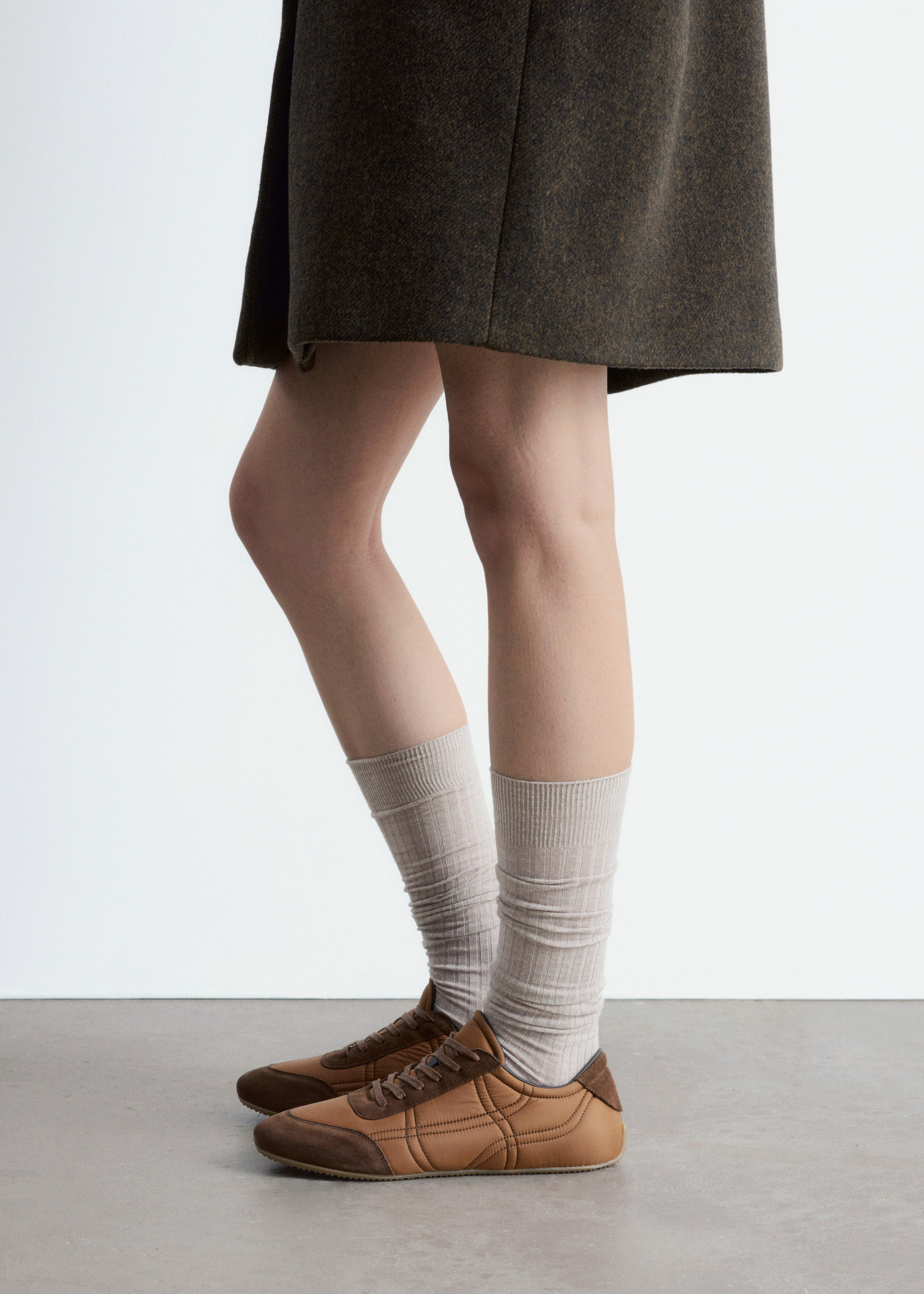 앤아더스토리즈 스웨이드 디테일 트레이너의 브라운컬러 ECOMLook입니다.