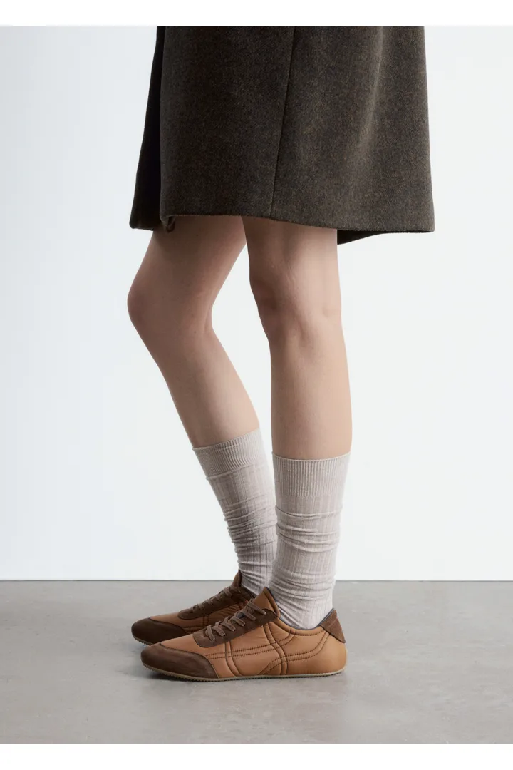 앤아더스토리즈 스웨이드 디테일 트레이너의 브라운컬러 ECOMLook입니다.